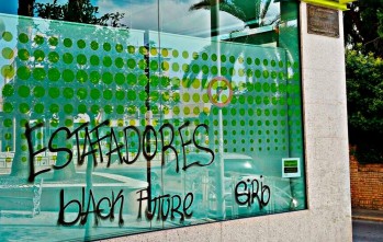 La Policía Local detiene a un joven eldense al descubrirle realizando pintadas en diversas entidades bancarias