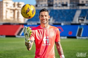  Ian Mackay cuando fue presentado como nuevo guardameta del Eldense | Nando Verdú