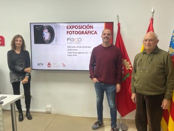 El edil de Cultura, Iñaki Pérez, y representantes de AFE han presentado la exposición en la nueva sala. 