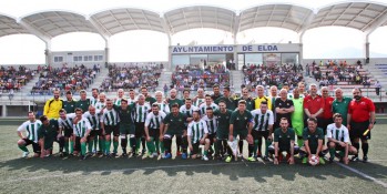 Imagen de familia de ambos equipos | Jesús Cruces.
