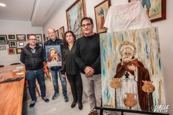 Juan Luz junto a su obra acompañado de los miembros de la Junta Central| J.C.