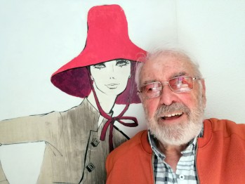 El creador eldense con uno de sus icónicos diseños. 