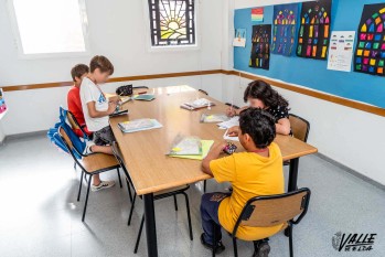 Los voluntarios ofrecen apoyo escolar o en el comedor a diferentes edades | Nando Verdú. 