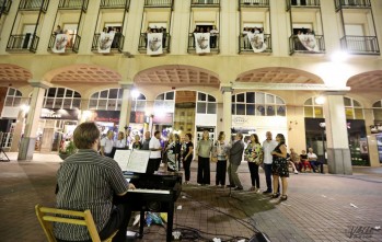 La Coral del CEE ofreció en la Plaza Mayor un adelanto del concierto lírico del domingo | Jesús Cruces.