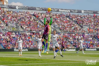 Imagen del último Eldense-Albacete saltando Álex Bernal con el meta Tomás Vaclik | Nando Verdú.