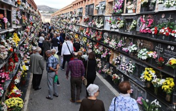 Los cementerios han sido un ir y venir de personas | Jesús Cruces.