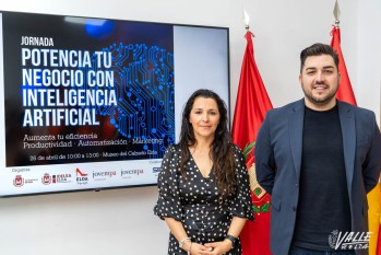 La edil de Fomento Económico, Elisabeth Belda, junto con el presidente de Jovempa Vinalopó, Víctor Íñiguez, han presentado la jornada | Nando Verdú. 