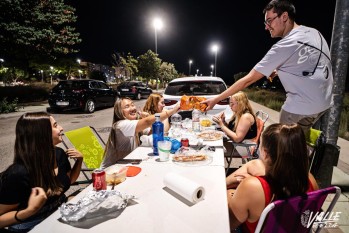 Un grupo de jóvenes cenando con sus sillas y mesas de playa en el Sector 9 | Nando Verdú. 