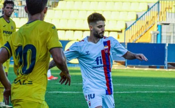 Cris Montes ante el Villarreal B | Twitter CD Eldense. 