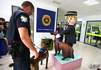 Lobo y su dueño observan su ninot | Jesús Cruces.