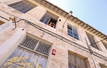 El faro se encuentra en La ciudad sin ley de Petrer y toman el nombre de la antigua cooperativa que ocupaba el edificio | Jesús Cruces.