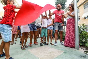 El atleta Juan Manuel González descubrió su placa honorífica arropado por su familia | J.C.