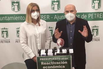 Irene Navarro y Ramón Poveda han presentado los presupuestos.