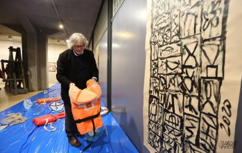 Mateos dando los últimos retoques de la exposición.