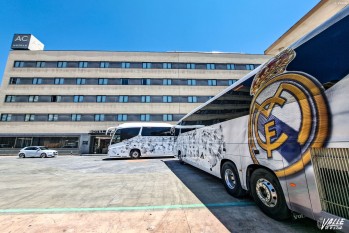 La avanzadilla del Real Madrid Castilla llegó esta mañana al Hotel AC para descargar el material deportivo madridista | J.C.