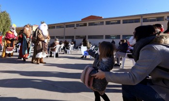 Los pequeños observaban a los Reyes Magos con gran ilusión.