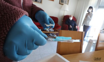 Los mayores han recibido en casa la primera dosis de la vacuna.