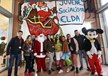 Juventudes Socialistas celebra en el Mercado Central una fiesta navideña para recoger juguetes