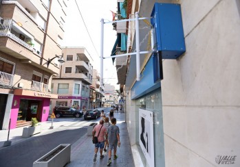 El hombre destrozó el cartel de un conocido banco de la calle Juan Carlos I | Jesús Cruces.