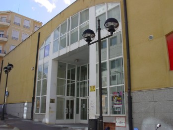 Fachada del Centro Cultural donde se ubica desde 1998 la Biblioteca Municipal “Poeta Paco Mollá”.