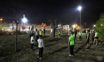 Imagen de los pequeños entrenando en la calle.