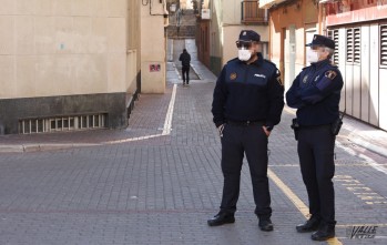 Imagen de archivo de dos agentes de la Policía Local de Petrer.