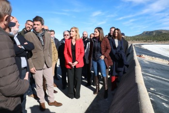 La consellera con el presidente Carlos Mazón.