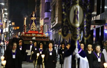 La imagen fue precedida de decenas de cofrades y Manolas | Jesús Cruces.