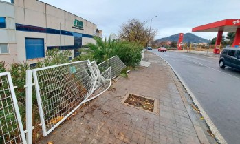 El coche ha chocado contra la valla que está al lado de la vía | J.C.