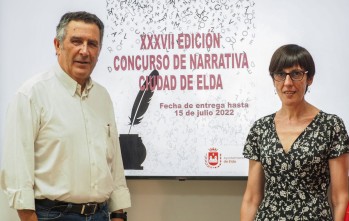 El concejal de Cultura, Amado Navalón, y la técnico auxiliar de bibliotecas, Reme Páez, durante la presentación del concurso | J.C.