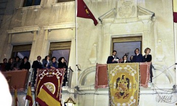 Sus Majestades con el alcalde Francisco Sogorb en el balcón del Ayuntamiento de Elda en 1976 | Carlson.