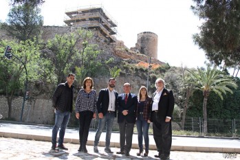 Los populares visitaron los alrededores del castillo | Jesús Cruces.