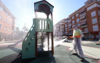 Petrer lanza un plan para desinfectar los juegos infantiles
