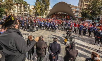 El Desfile de Collas ha devuelto la música festera a las calles de Elda | J.C.