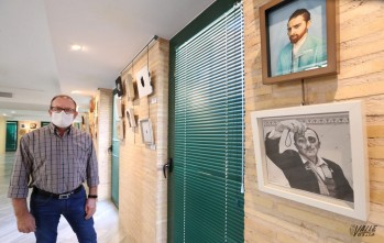 El presidente de las Huestes del Cadí muestra algunos de los cuadros.