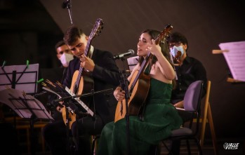 Marina Payá y Álvaro Jaén ofrecieron un concierto de guitarra española en la Plaza Castelar