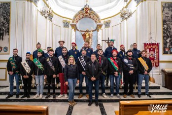 Los capitanes de 2020 y 2023 han entrado en la ermita de San Bonifacio, Mártir | Nando Verdú. 