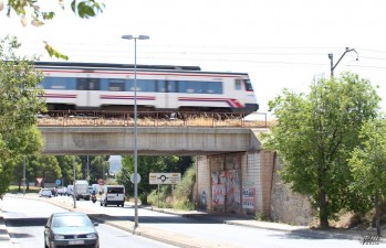 Los trenes tuvieron que pasar a velocidad reducida mientras se comprobaban los daños.