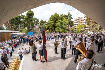 La AMCE Santa Cecilia ha interpretado los tradicionales himnos | Nando Verdú.
