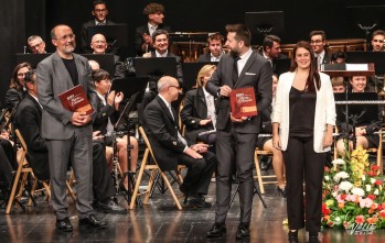 Azael Tormo, a la izquierda, durante el Certamen de Música Festera.