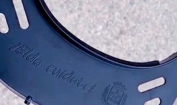 Las viseras llevan el lema 