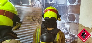 Los bomberos consiguieron extinguir el fuego rápidamente. 