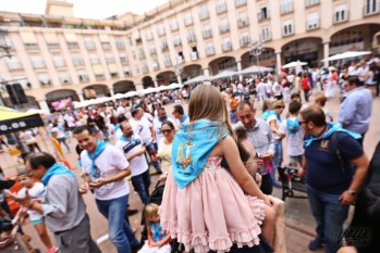 Niños y mayores han abarrotado el centro de Elda | Jesús Cruces.
