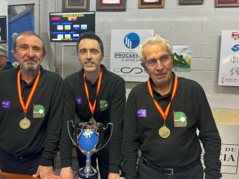 De izquierda a derecha Albert Tornero, Antonio Gutiérrez y Carlos Tuset con el trofeo y las medallas | J.A.T..