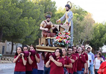 Miembros de la Junta Central mientras trasladaban al santo | Jesús Cruces.
