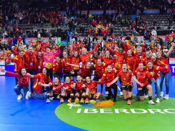 El equipo ha celebrado la victoria tras pasar a semifinales | @RFEBalonmano