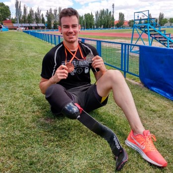 Alejandro Marín muestra las medallas de plata y bronce en longitud.