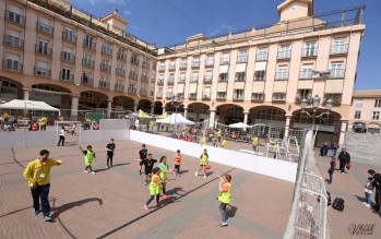La Plaza Mayor acoge el primer encuentro de Balonmano en la Calle 