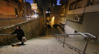 Uno de los accesos más utilizados son las escaleras de la calle Morales no adaptadas para personas con discapacidad | Jesús Cruces.