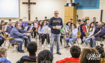 Rafael Rico es profesor en la escuela y dirige a los Educandos.